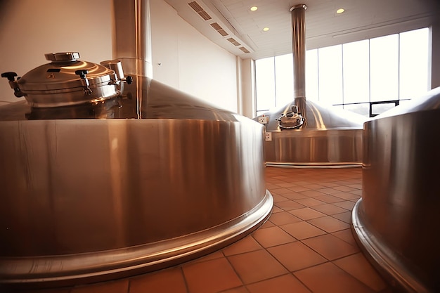 tanques de acero inoxidable de cervecería / concepto de negocio cerveza elaborada, cerveza artesanal, cervecería, producción de cerveza