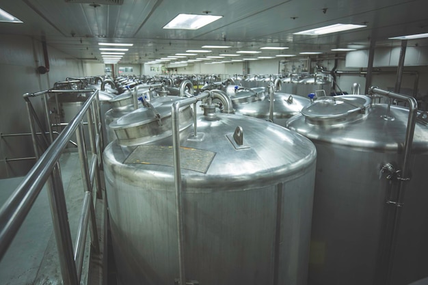 Tanques de acero con tapa inoxidable con medidor de presión en la instalación del tanque del equipo para la limpieza y el tratamiento del agua en la planta de champú