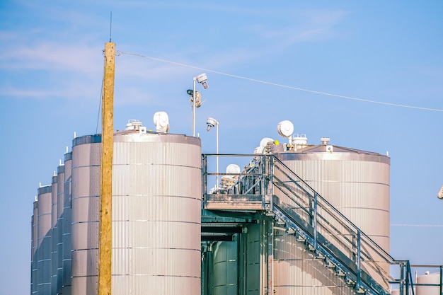 Tanques de almacenamiento en una planta química en alberta