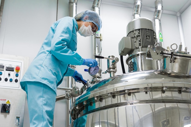 Foto tanques de aluminio para el almacenamiento de materias primas en la industria química condiciones estériles en la empresa