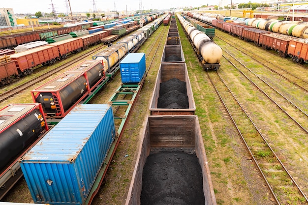 Tanques com combustível, vagões com carga em uma estação ferroviária de carga. Logística e conceito de transporte.