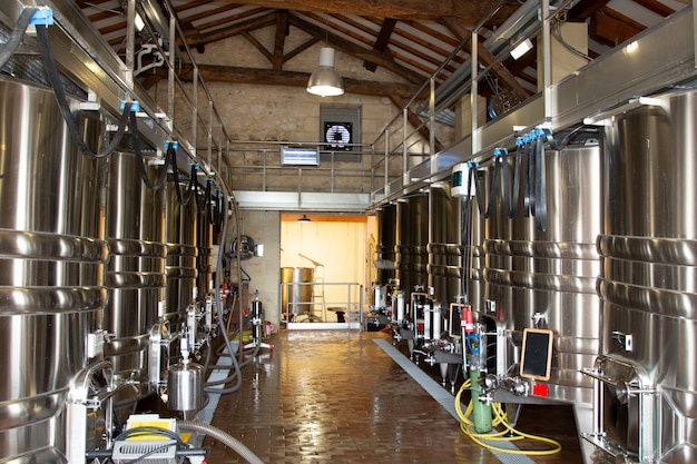 Foto tanques de aço fábrica de vinho grande fermentação
