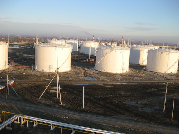 Foto tanques de armazenamento de produtos petrolíferos