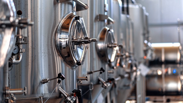 Tanques de metal com cerveja na cervejaria