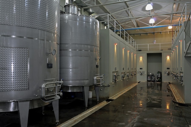 Tanques de metal para fermentação do vinho na manufatura