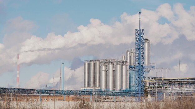 Tanques e cachimbos de uma grande usina industrial, conceito ecológico