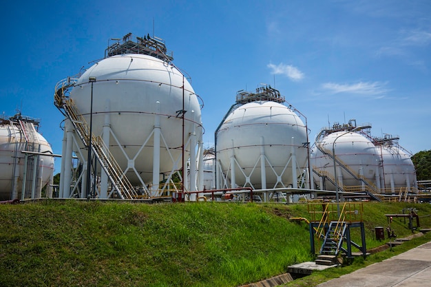 Tanques esféricos brancos de propano contendo gasoduto de gás combustível.