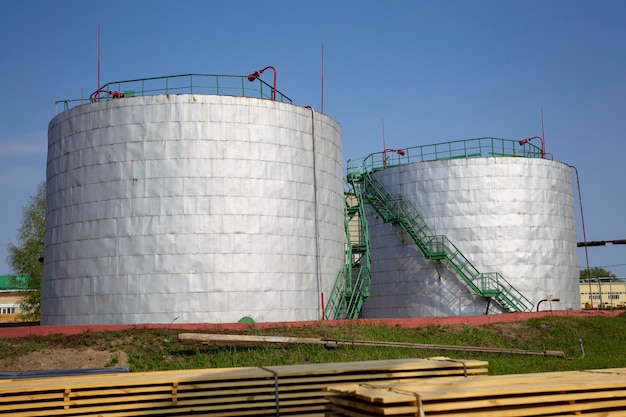 Tanques industriales antiguos para almacenamiento de combustible en la fábrica.