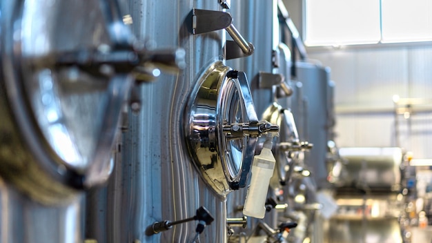 Tanques de metal con cerveza en la cervecería.