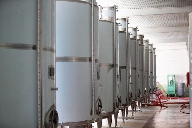 Tanques metálicos industriales para vino en una planta para la producción de bebidas alcohólicas.