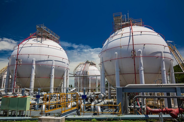 Tanques de propano esféricos blancos que contienen gas combustible