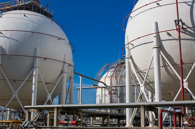 Tanques de propano esféricos blancos que contienen industria de gas combustible