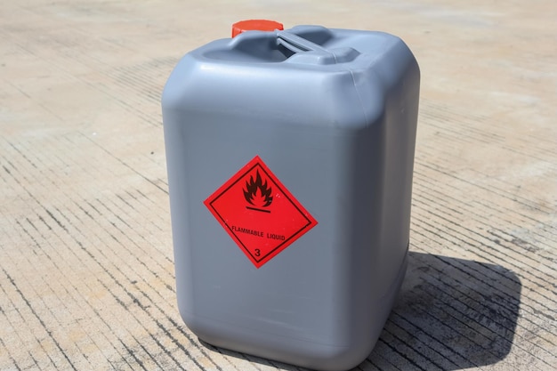 Foto tanques químicos inflamáveis utilizados na indústria e nos laboratórios