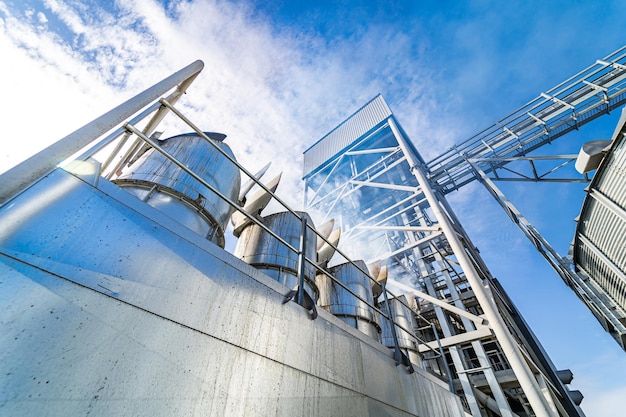 Tanques y silos agrícolas de almacenamiento de elevadores de granos. Exterior del edificio de la instalación de carga. Vista desde abajo.