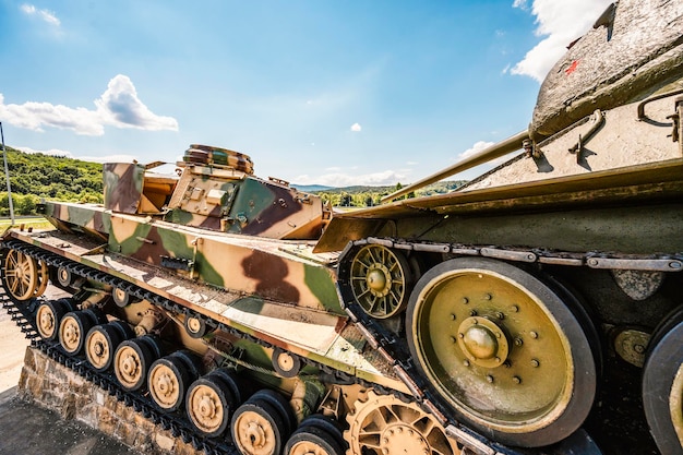 Tanques T34 e Panzer Memorial na entrada do Vale da Morte perto de Svidnik na Eslováquia Campos de batalha mais famosos da Segunda Guerra Mundial na Eslováquia