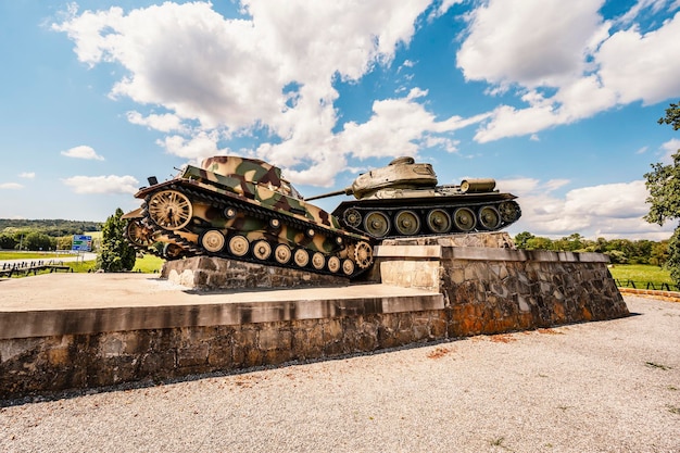 Tanques T34 y Panzer Memorial en la entrada al Valle de la Muerte cerca de Svidnik en Eslovaquia Los campos de batalla más famosos de la Segunda Guerra Mundial en Eslovaquia