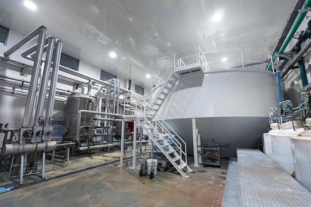 Tanques verticales de acero al carbono, blancos y tuberías con medidor de presión en el equipo, tanque, bodega química, con tanques de acero al carbono