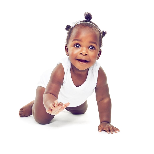 Tanta coisa para ver Studio shot de uma menina rastejando contra um fundo branco