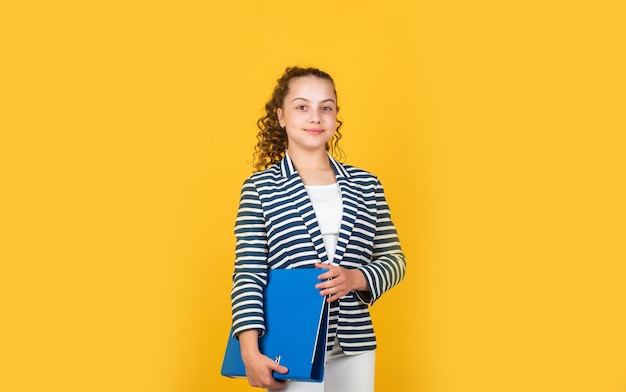 Con tanta confianza, imagina que es secretaria, propietaria de una pequeña empresa, de regreso a la escuela, concepto de educación, educación y concepto de personas, felicidad infantil, lista para estudiar, aprender en casa.