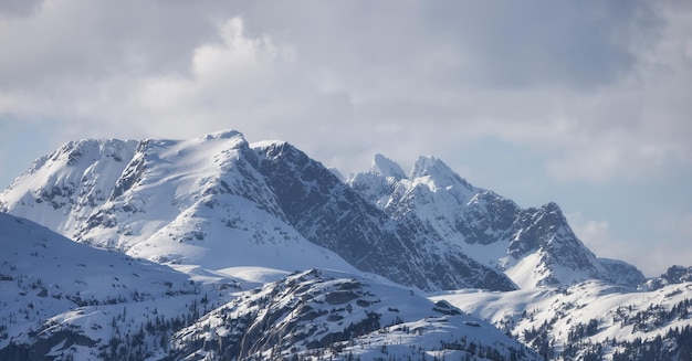 Tantalus range montaña cubierta de nieve paisaje canadiense naturaleza fondo