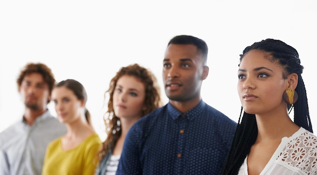 Tantas possibilidades foto recortada de um grupo de jovens colegas de trabalho