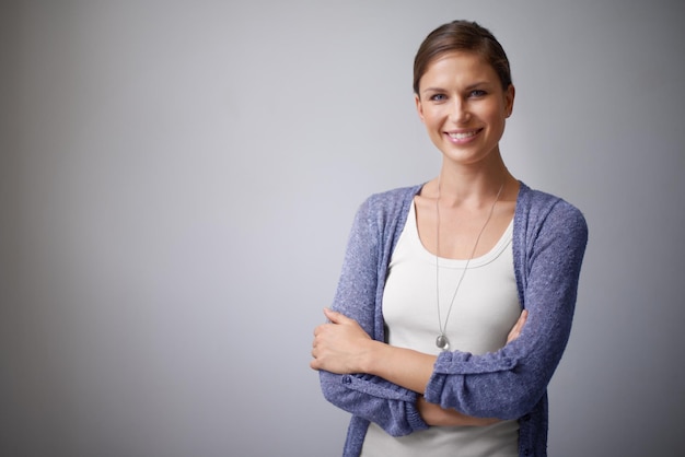 Tantas possibilidades Retrato de uma jovem atraente contra um fundo cinza
