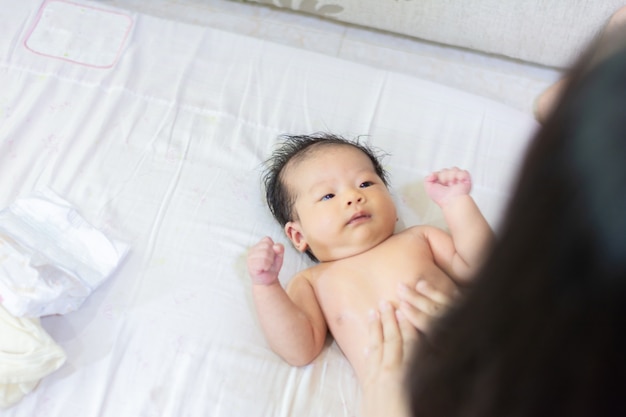 Tantchen wenden Ölcreme für Baby nach dem Ende der Dusche an