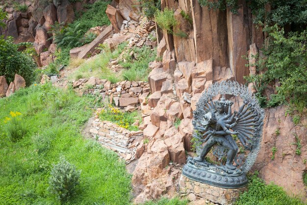 Tantrische Gottheiten-Statue in Ritual Embrace in einem Berggarten