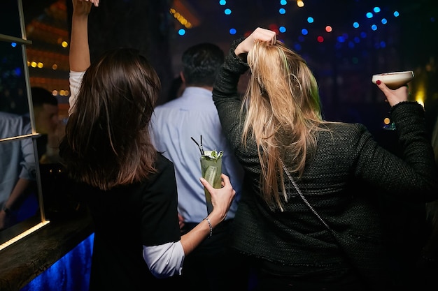 Tanzen und Spaß haben Mädchen in einem Nachtclub auf einer Party