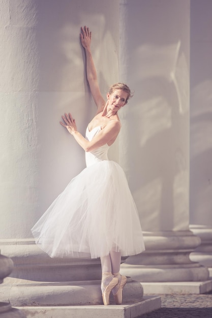 Tanzende Ballerina mitten in der Stadt