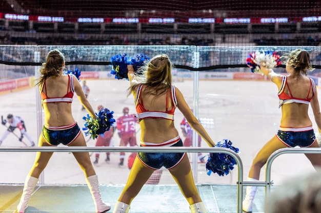 Tanzende Cheerleader beim Hockey