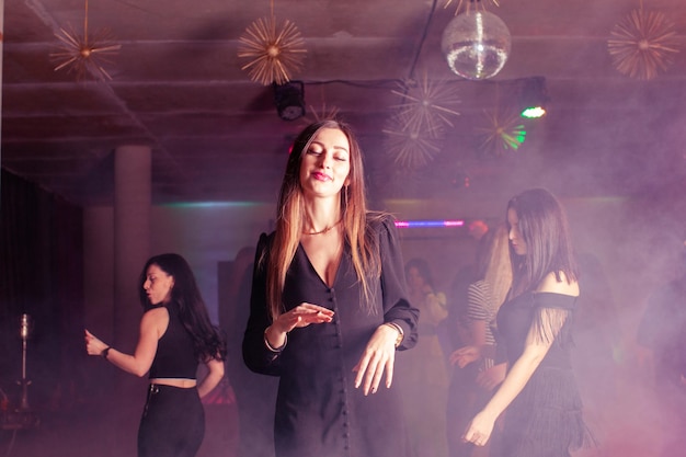 Tanzende Freunde genießen Party im Nachtclub Junggesellinnenabschied