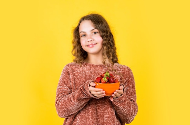 Tão saboroso Aproveitando o momento fruta cheia de vitamina dieta e dieta de alimentos orgânicos apenas Garota com morango comendo morango no café da manhã criança pequena comendo bagas horário de verão infância