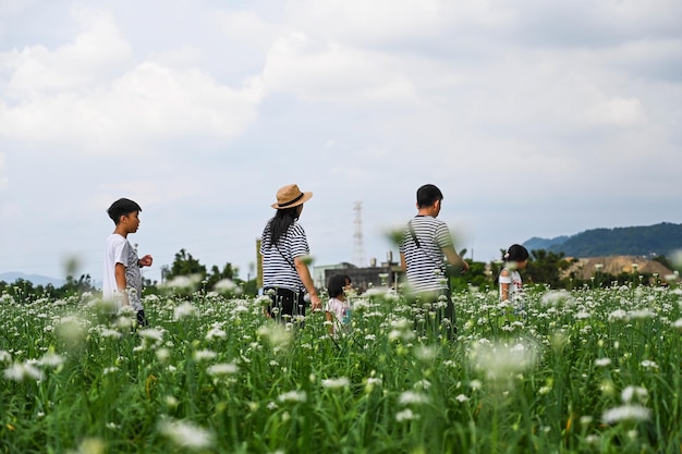 Taoyuan Taiwán SEP 08 2019 Personas en el campo de flores de cebollino chino