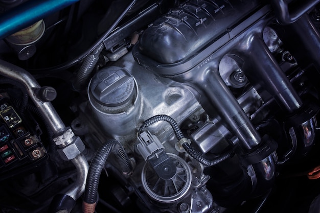La tapa del aceite del motor está instalada en el motor del automóvil.