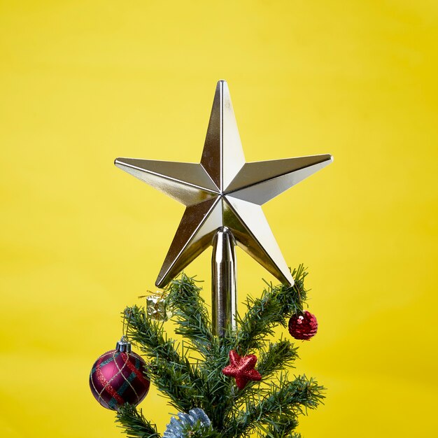 Foto tapa de árbol de navidad con estrella dorada