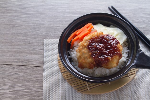 Tapa de cerdo Tonkatsu en arroz