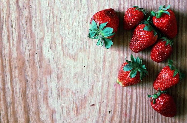 Tapa de fresas en madera y encaje