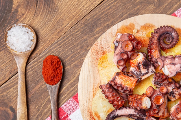 Tapa galego típico de polvo com batatas, pimentão, sal e azeite