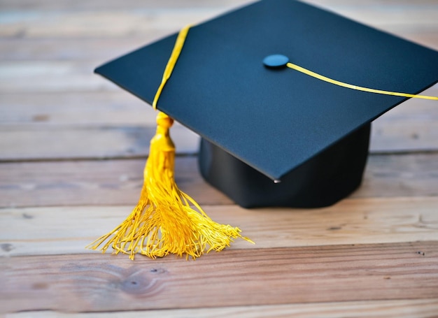 Tapa de graduación con borla de oro aislado sobre fondo blanco.