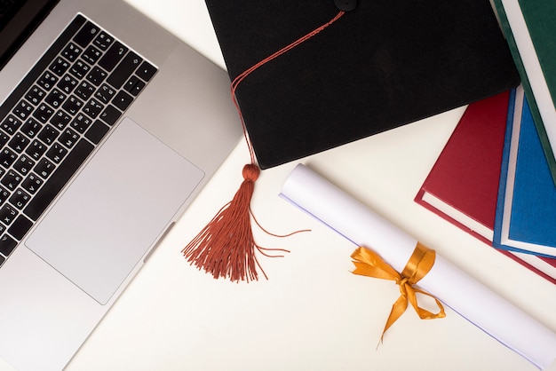 Foto tapa de graduación con computadora portátil, concepto de educación en línea