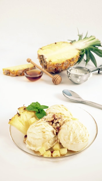 Foto tapa de helado de piña con miel y almendra triturada