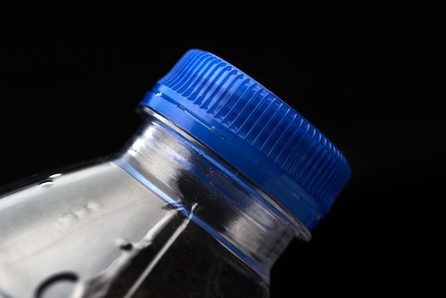 Una tapa de plástico azul en una botella