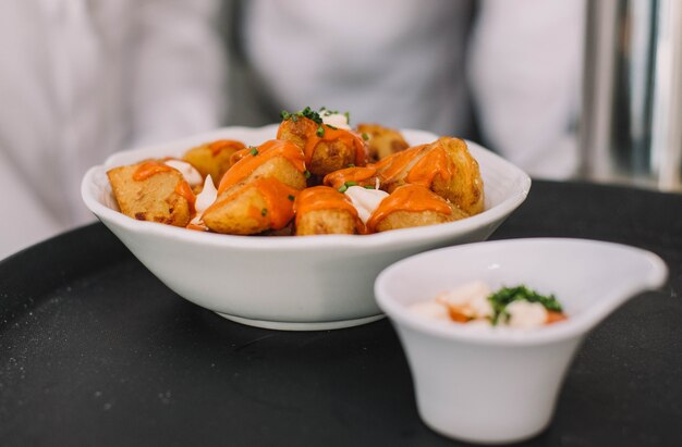 Tapa típica espanhola de batata e molho apimentado