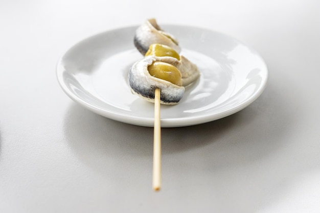 Tapa típica española con anchoas y aceitunas