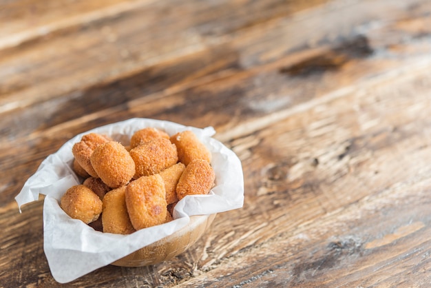 Foto tapa típico de croquetes na espanha