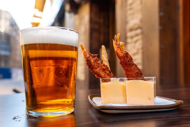 Tapa tradicional de camarão maltratado com uma cerveja em Jaca em Aragão Espanha