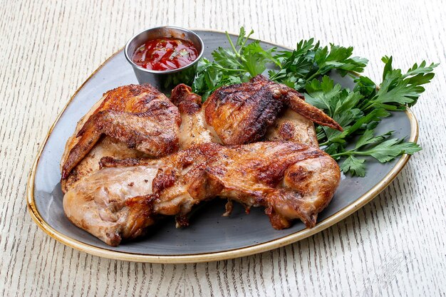 Tapaka-Huhn in klassischer Aufführung mit knuspriger Knoblauchkruste und georgischer Sauce