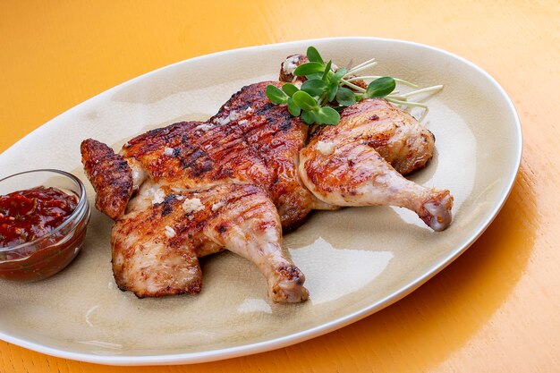 Tapaka-Huhn in klassischer Aufführung mit knuspriger Knoblauchkruste und georgischer Sauce