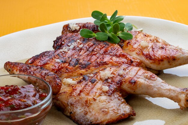 Tapaka-Huhn in klassischer Aufführung mit knuspriger Knoblauchkruste und georgischer Sauce